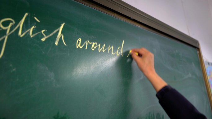 教师节英语老师黑板写字