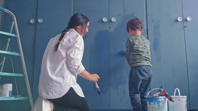 一名年轻女子在家中与她可爱的儿子一起粉刷房间的4k视频片段