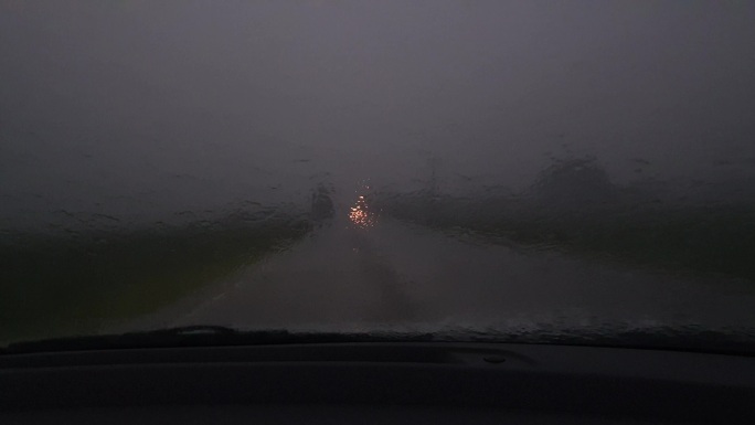 冒雨开车汽车雨刷器夜晚下雨开车暴雨行车记