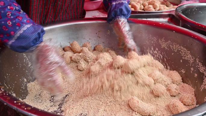 桂林特产小吃食品“麻通”的制作过程