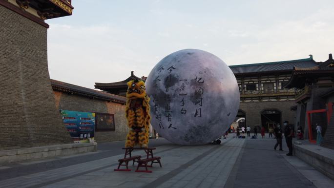 襄阳唐城景区中秋节舞狮超级月亮