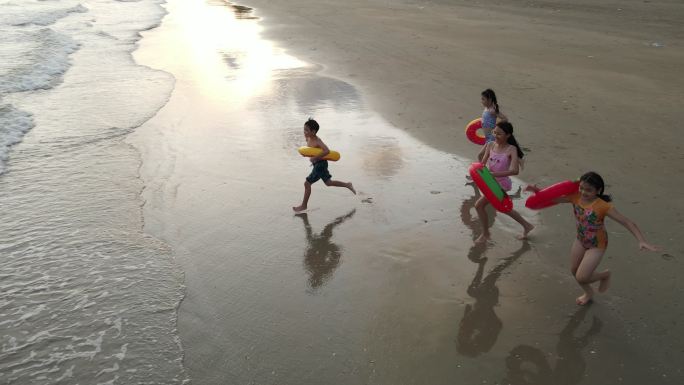 孩子们的夏天游泳圈浪花夏季