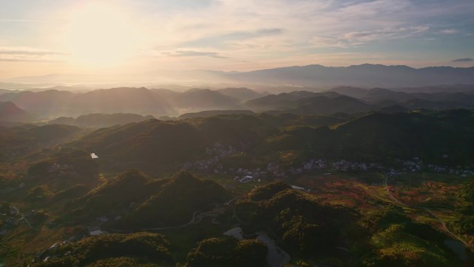 唯美山间清晨日出丁达尔光线