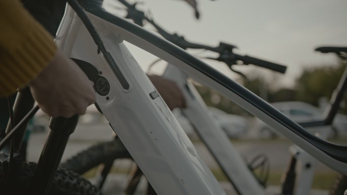 斯洛-莫：一对面目全非的夫妇将他们的电动自行车插入充电站