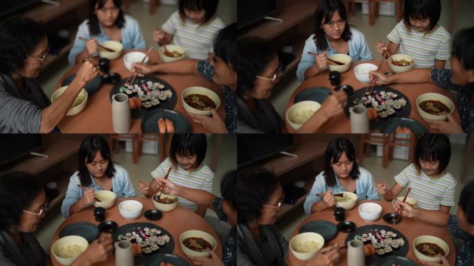 一家人在家吃日本菜