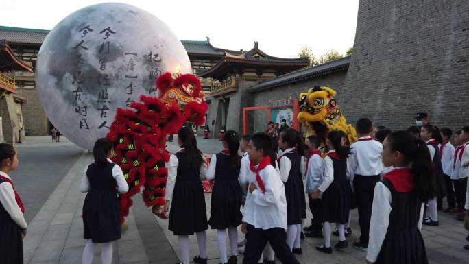 襄阳唐城景区中秋节舞狮超级月亮小学生