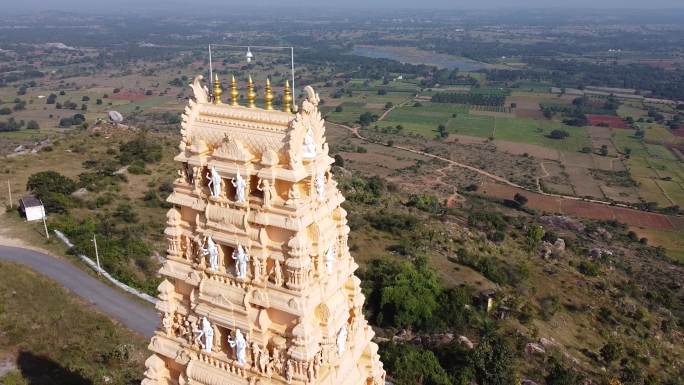 南印度寺庙的电影鸟瞰图4k。在模板上方飞行的无人机