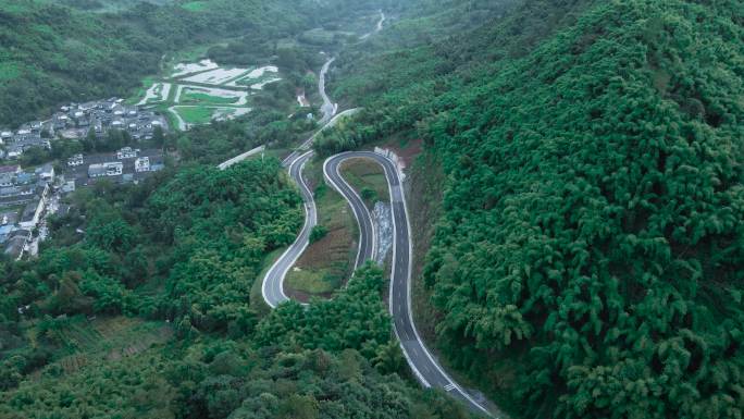 航拍崇山峻岭里的盘山公路1