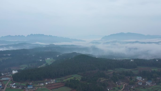 航拍山里早晨