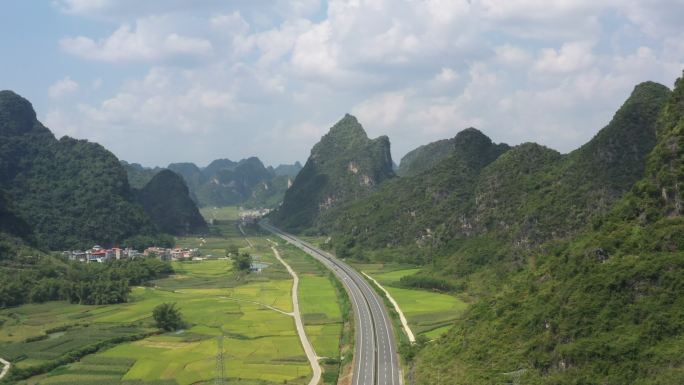 喀斯特岩溶地貌山区里的高速公路高架桥