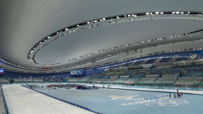 北京2022冬奥会国家速滑馆内游客滑冰