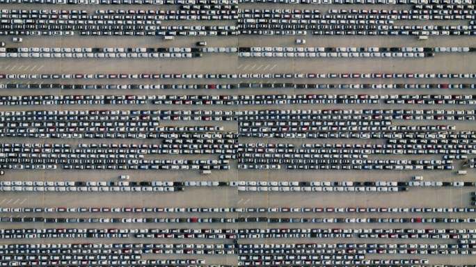 巨大的储存停车场，汽车排成一排，准备分发的新车库，航拍俯视图，用于运输船护航车或进出世界市场的车辆的