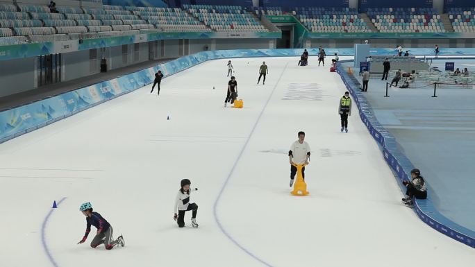 国家速滑馆内游客在冰道上悠闲地滑冰