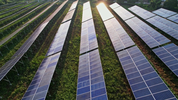 航拍山坡太阳能板光伏基地发电站