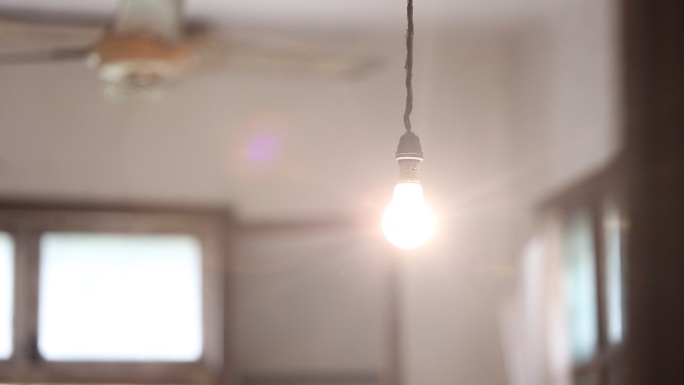 农村房子传统电灯泡电灯温暖一盏灯实拍素材