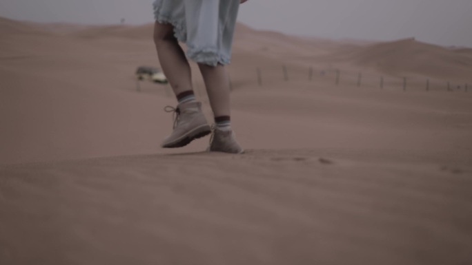 女孩少女独自一人沙漠行走