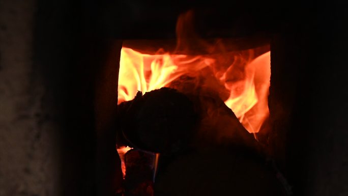 炉膛里木材燃烧的火焰