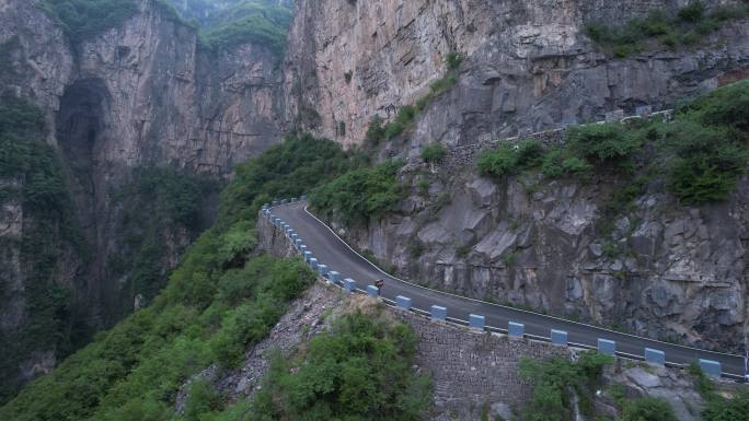 山西旅游陵川锡崖沟挂壁公路4K航拍带车