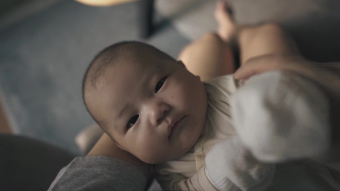 个人观点：亚裔中国母亲与家中蹒跚学步的男婴的亲密时间