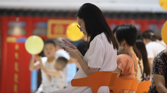 4K商场餐厅外排号等待用餐的顾客空镜