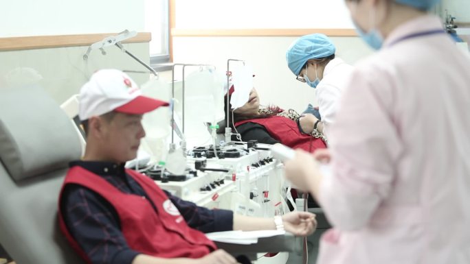 献血志愿者捐献造血干细胞护士采集打针实拍