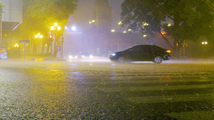 暴雨中三岔路口 大暴雨 大雨中的城市街道
