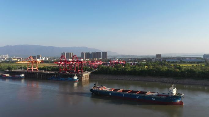 航拍离开九江港的集装箱货轮