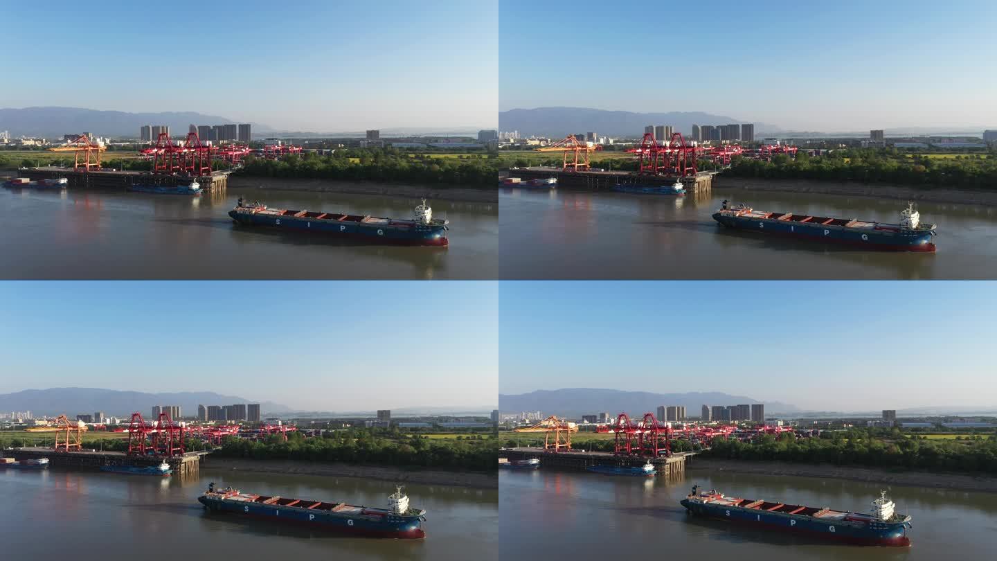 航拍离开九江港的集装箱货轮