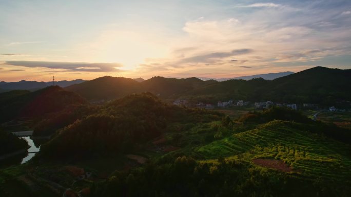 唯美山间乡村日出霞光航拍