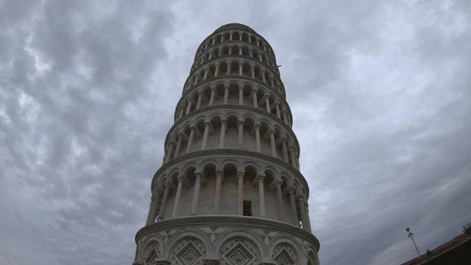 比萨斜塔，意大利旅游目的地。钟楼位于比萨大教堂后面。