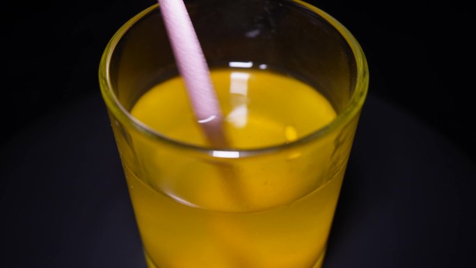 橙子果汁橘子果汁清水玻璃杯冲泡