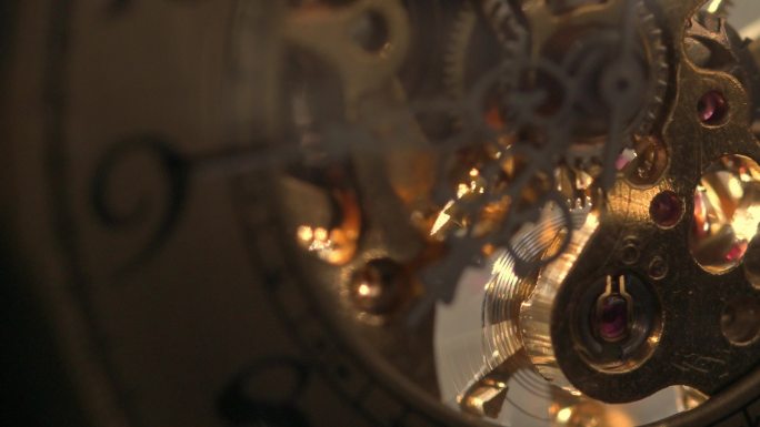 金色古董手表机械工作