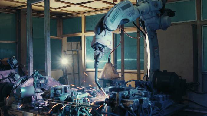 4k工业机器人手臂在工厂焊接汽车零件，自动工作。技术和工业概念。