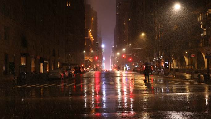 雨中的城市光反射漉漉下雨泥泞路细雨蒙蒙