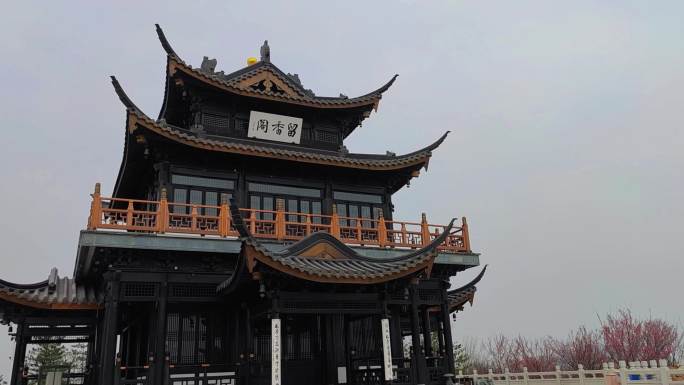 中国古风阁楼的飞檐和风铃