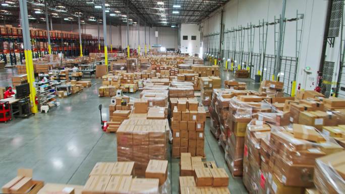 巨大履行中心的进货-空中