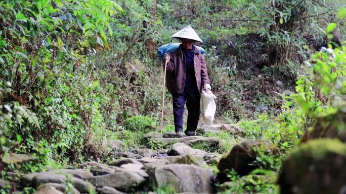 老人下山路