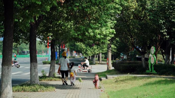 妈妈牵着女儿的手走路背景