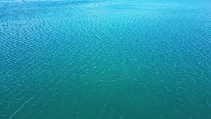 赛里木湖 湖水 清澈湛蓝的湖水