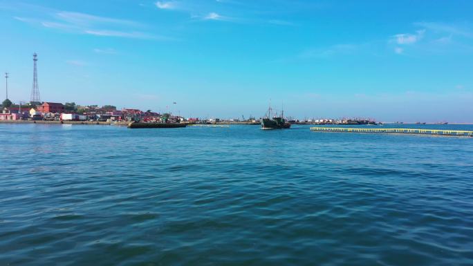 航拍青岛西海岸新区渔港码头渔船捕捞归来