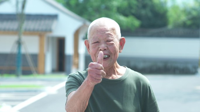 农村农民老人青年点赞新时代新生活幸福微笑