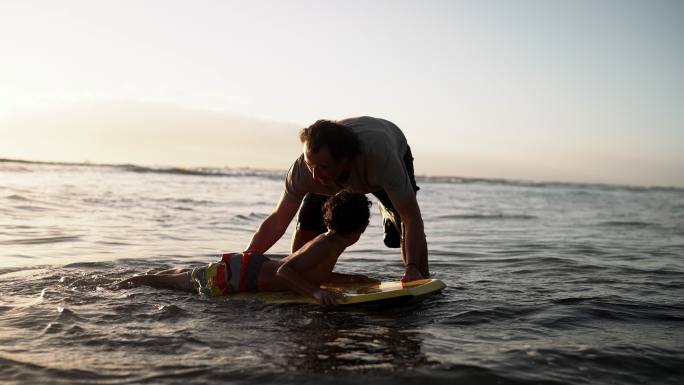 小男孩学习身体板滑板学习水流水浪训练
