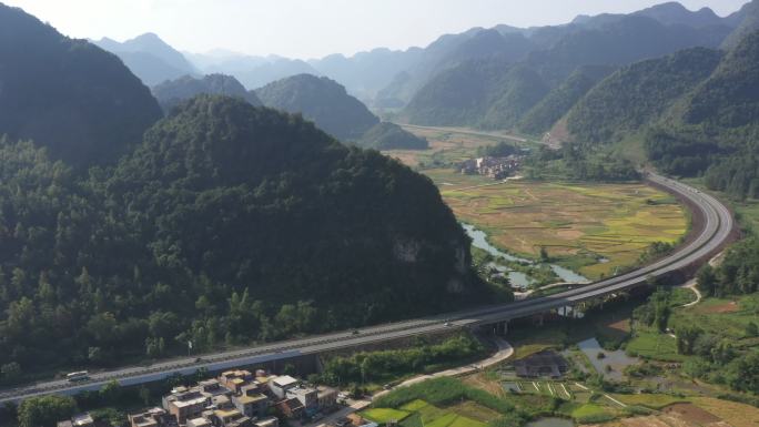 喀斯特岩溶地貌山区里的高速公路高架桥