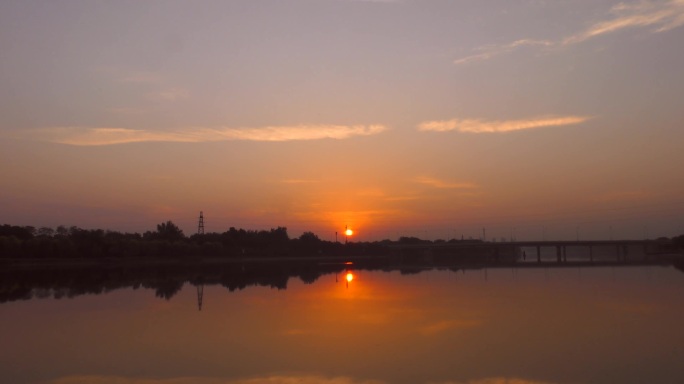 河边日出水天一色水边早晨太阳照在水面上