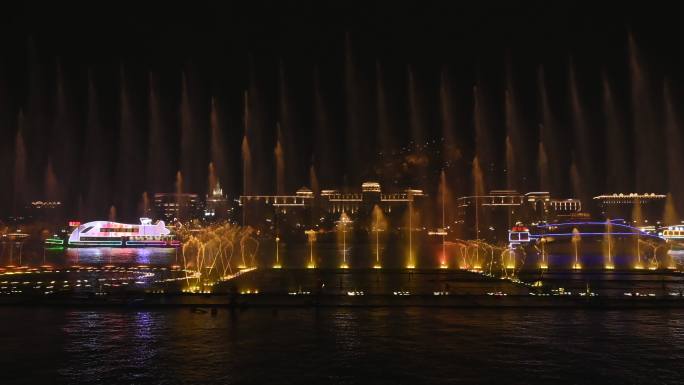 广西柳州柳江边的音乐喷泉灯光秀