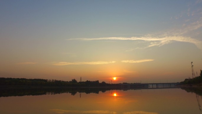 河边日出水天一色水边早晨凌晨太阳照在水面