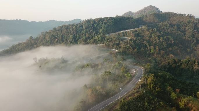 鸟瞰，山上美丽的曲线路