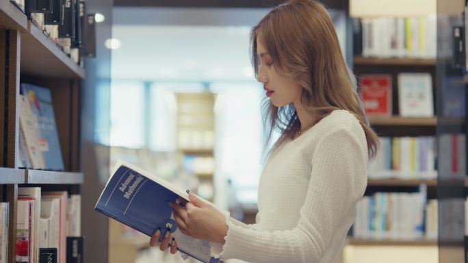 MCU年轻成年女性在书店阅读