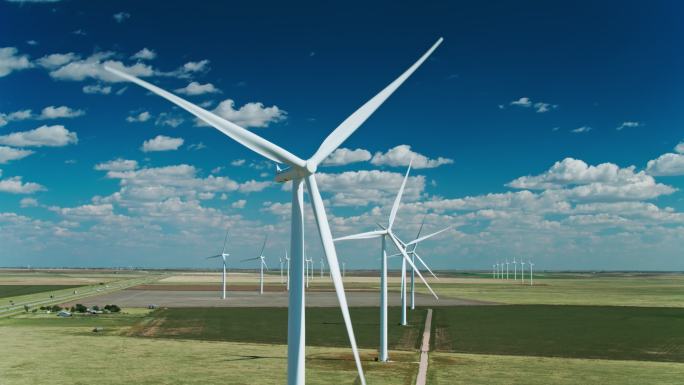 德克萨斯州农村地区的大型风力涡轮机生产线-空中