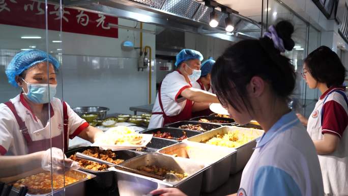 学校学生食堂打饭吃饭